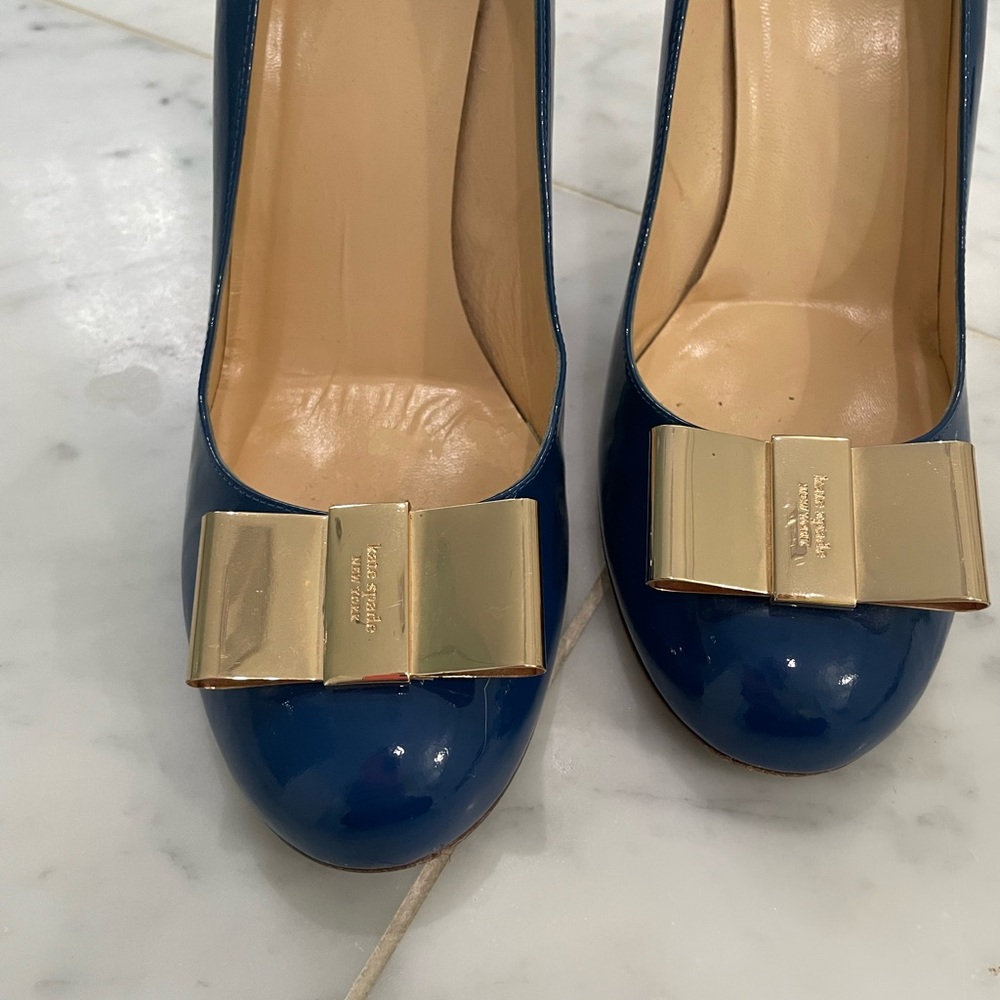 Kate Spade Blue Patent Leather Round Toe Pumps with Gold Metal Bow- size 9.5